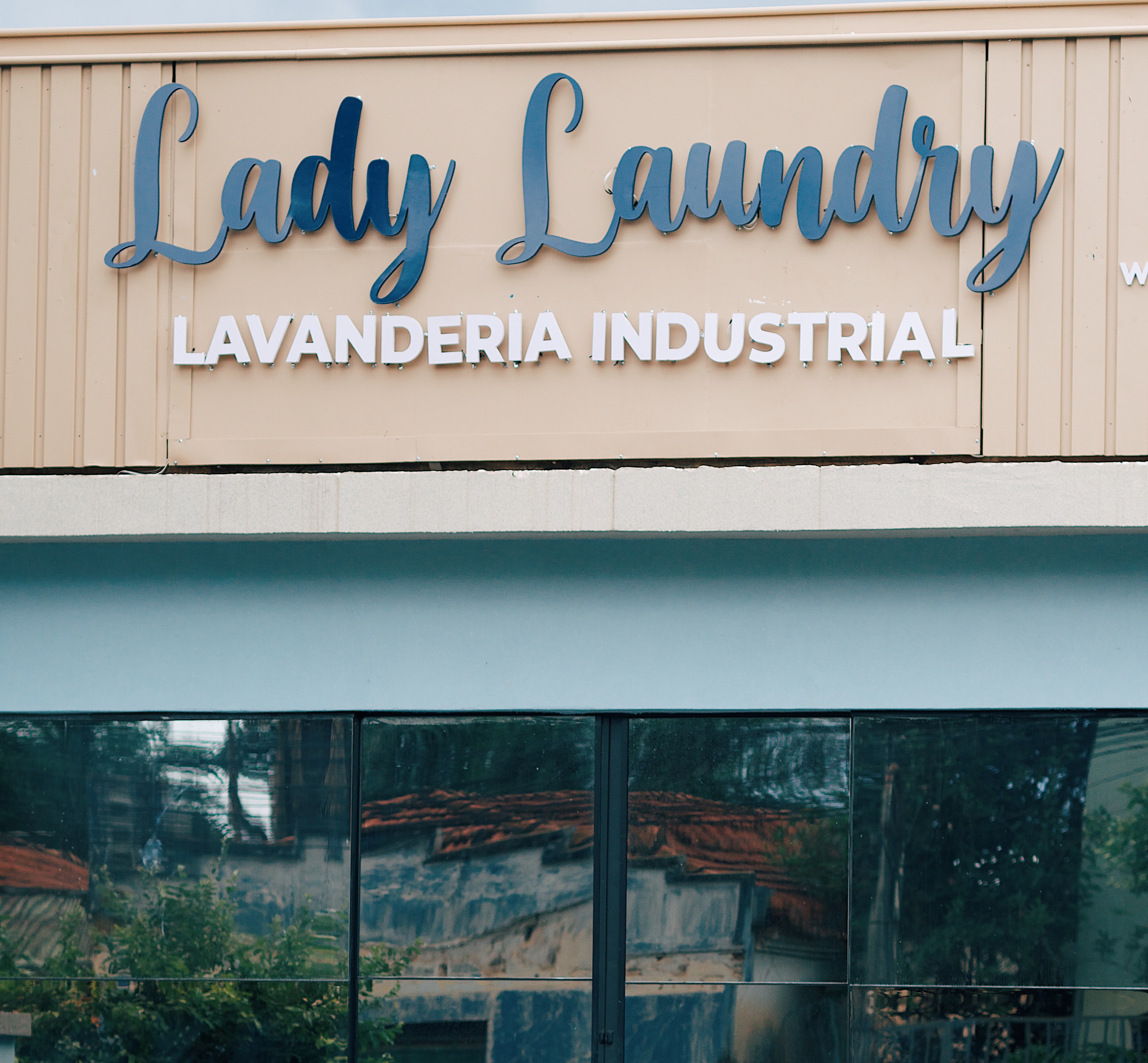 Fachada da Lady Laundry Lavanderia Industrial com representante da marca